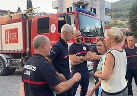 Los bomberos voluntarios junto a María Espejo y María del Carmen Angulo.