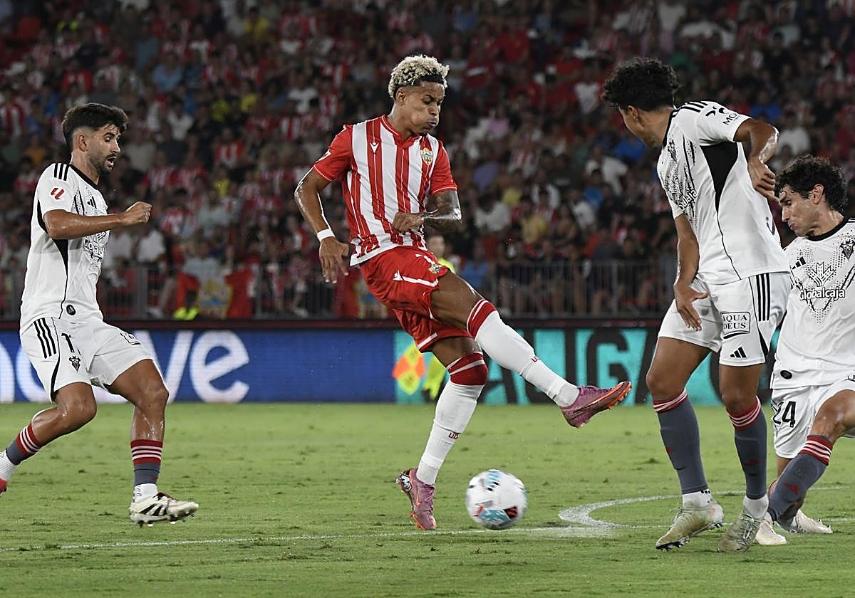 Lázaro intenta el disparo ante Jonathan Gómez y Jesús Vallejo.