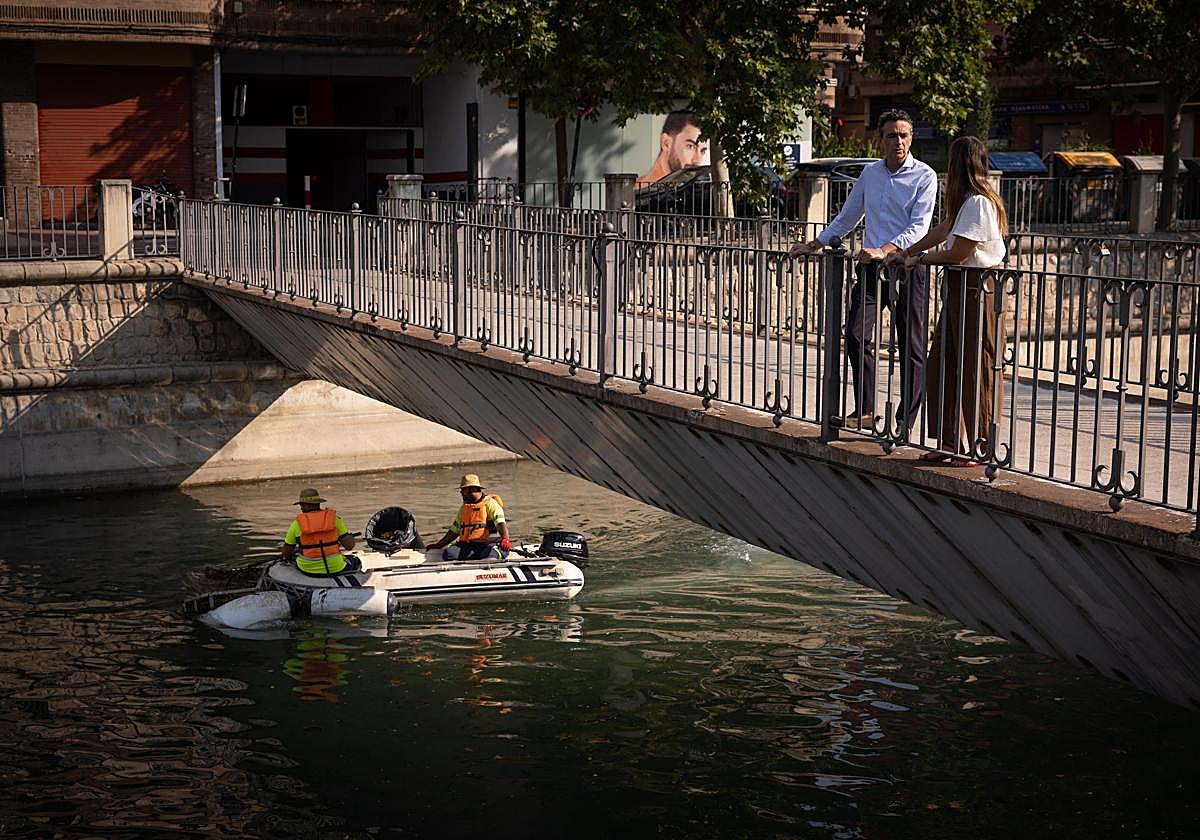 El concejal de Urbanismo ha visitado los trabajos de limpieza en el río.