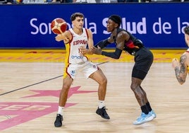 Álvaro Cárdenas, ante el alemán Dennis Schröder.