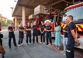 Visita de la alcaldesa al Parque de Bomberos de Almería antes de la partida de los voluntarios.