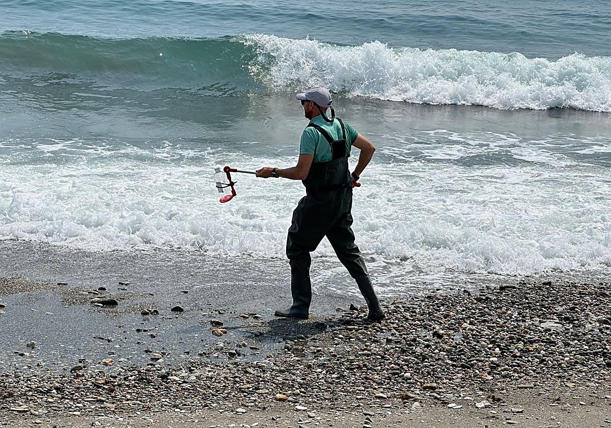 Un técnico realizando los análisis en la playa de Carchuna.