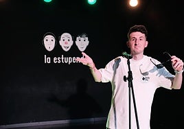 Christian García en el escenario de La estupenda.