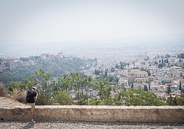 El humo de los incendios sobre Granada.