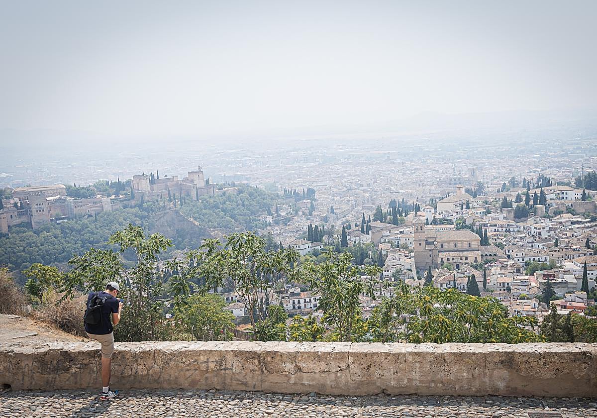 El humo de los incendios sobre Granada.