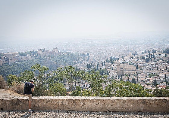 El humo de los incendios sobre Granada