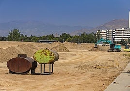 Movimientos de tierra en el futuro parque de las Familias, junto al barrio de Rosaleda.