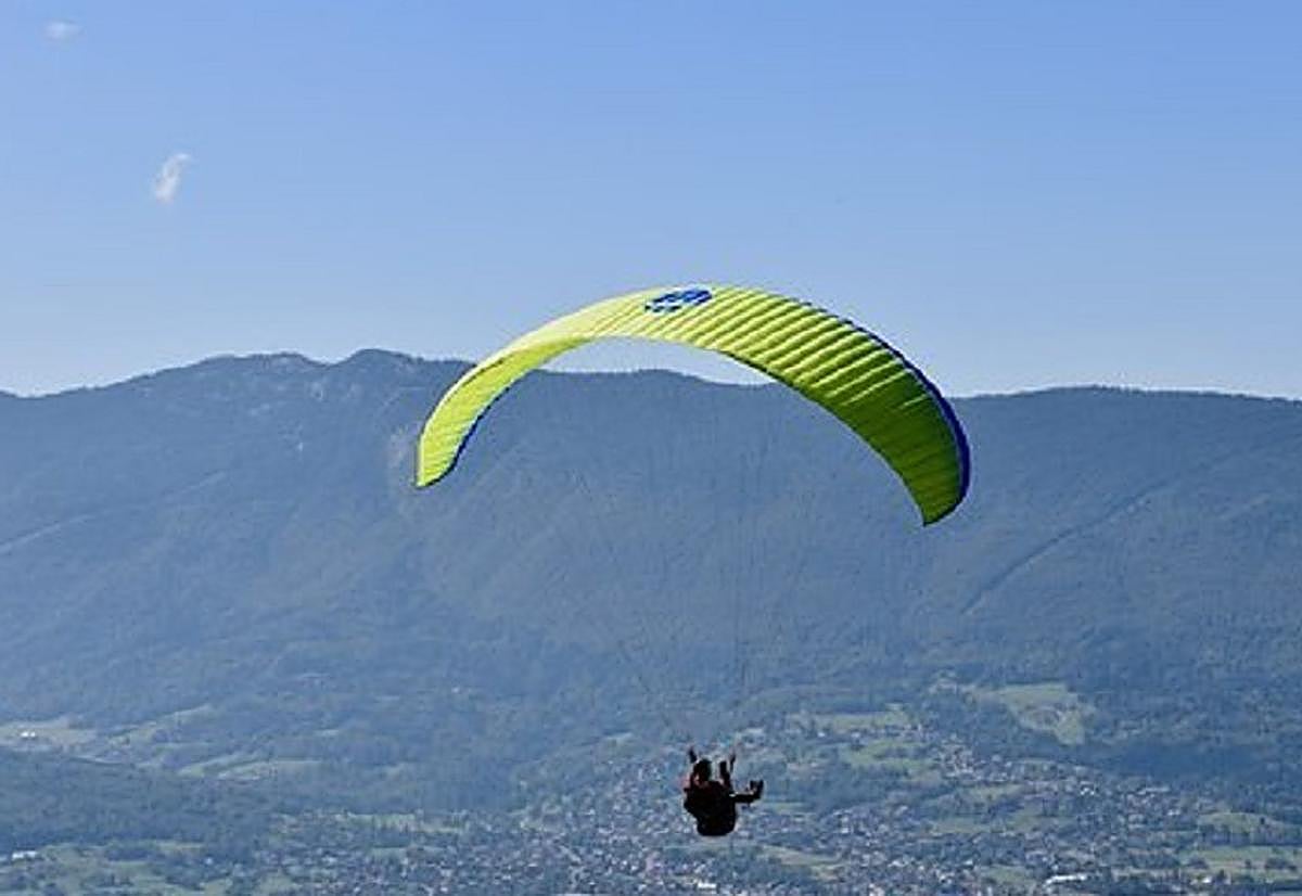 Imagen de arhivo de un parapentista.