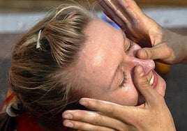 Mujer aplicandose crema