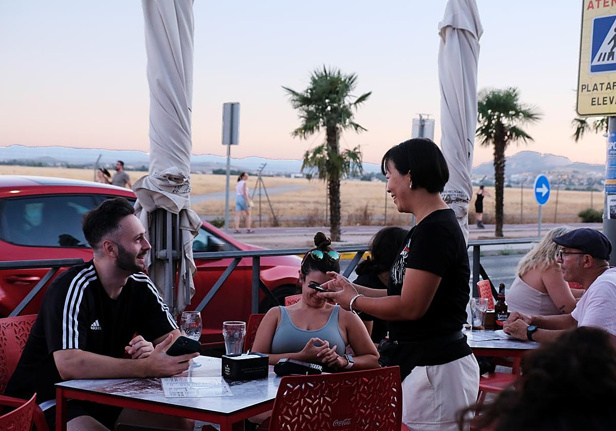 Fany atendiendo con una sonrisa a sus clientes en La Taberna de Fany