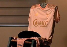 La nueva equipación luce medias y encajes de estilo taurino.