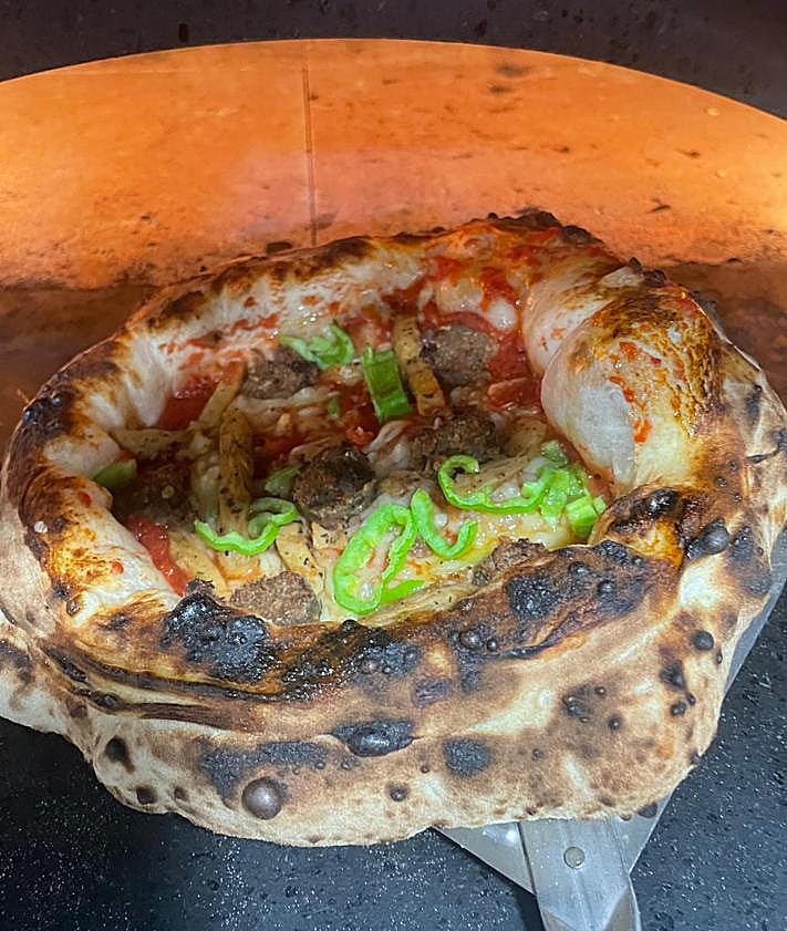 Imagen secundaria 2 - El bar de Granada que triunfa con sus tapas de pizza: «Siempre estamos a tope»