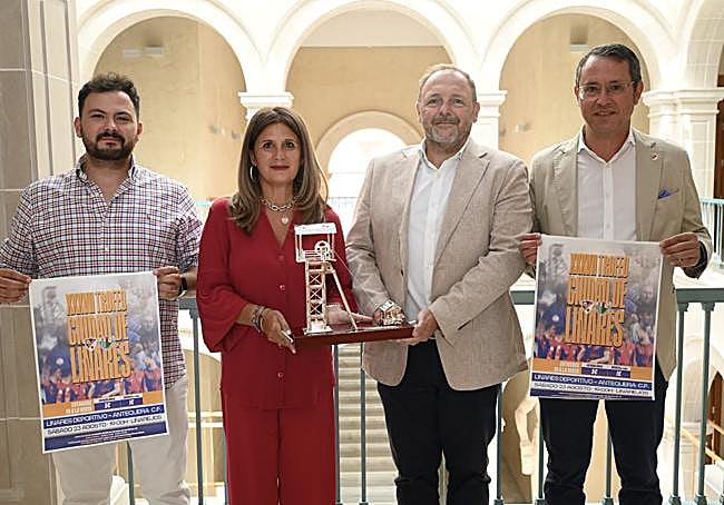 Presentación de la cabria de plata que se entregará al campeón de la edición 37 del Ciudad de Linares