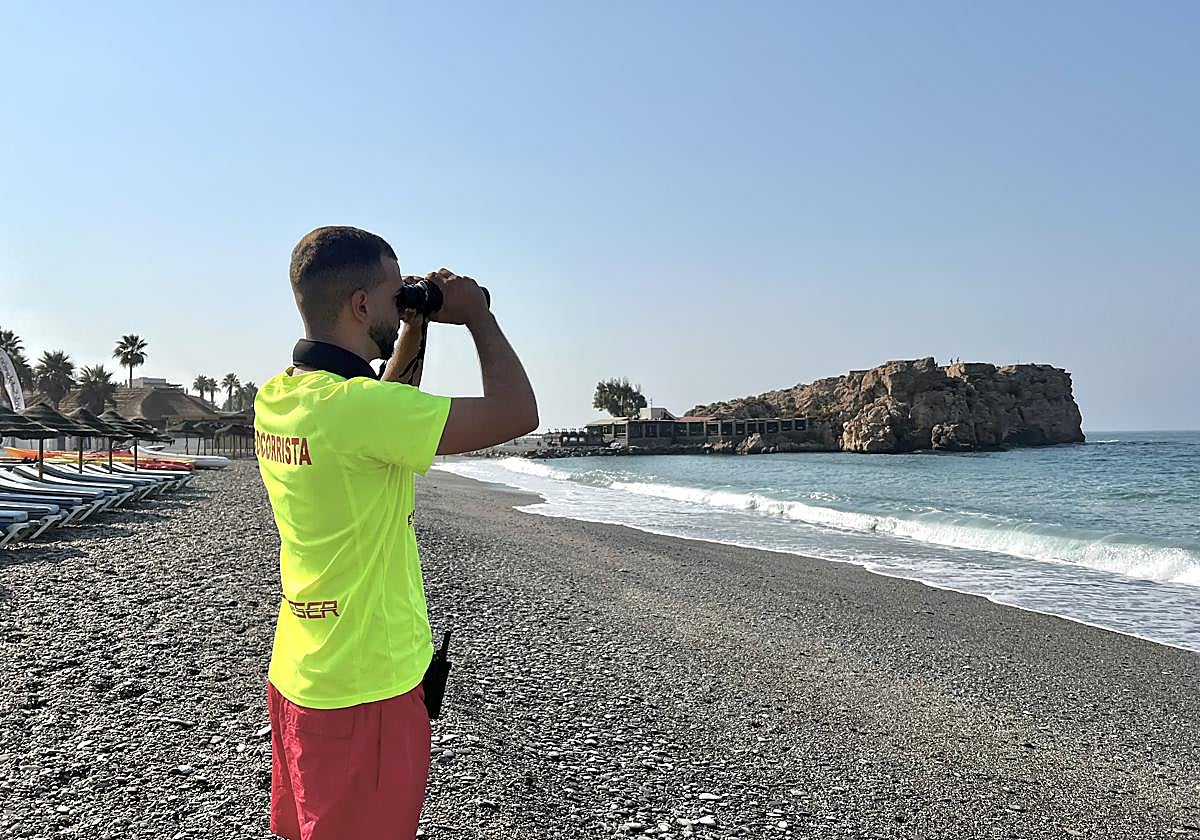 Pablo Cobo vigila el peñón de Salobreña.