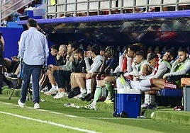 Pacheta, de espaldas, ante su banquillo.