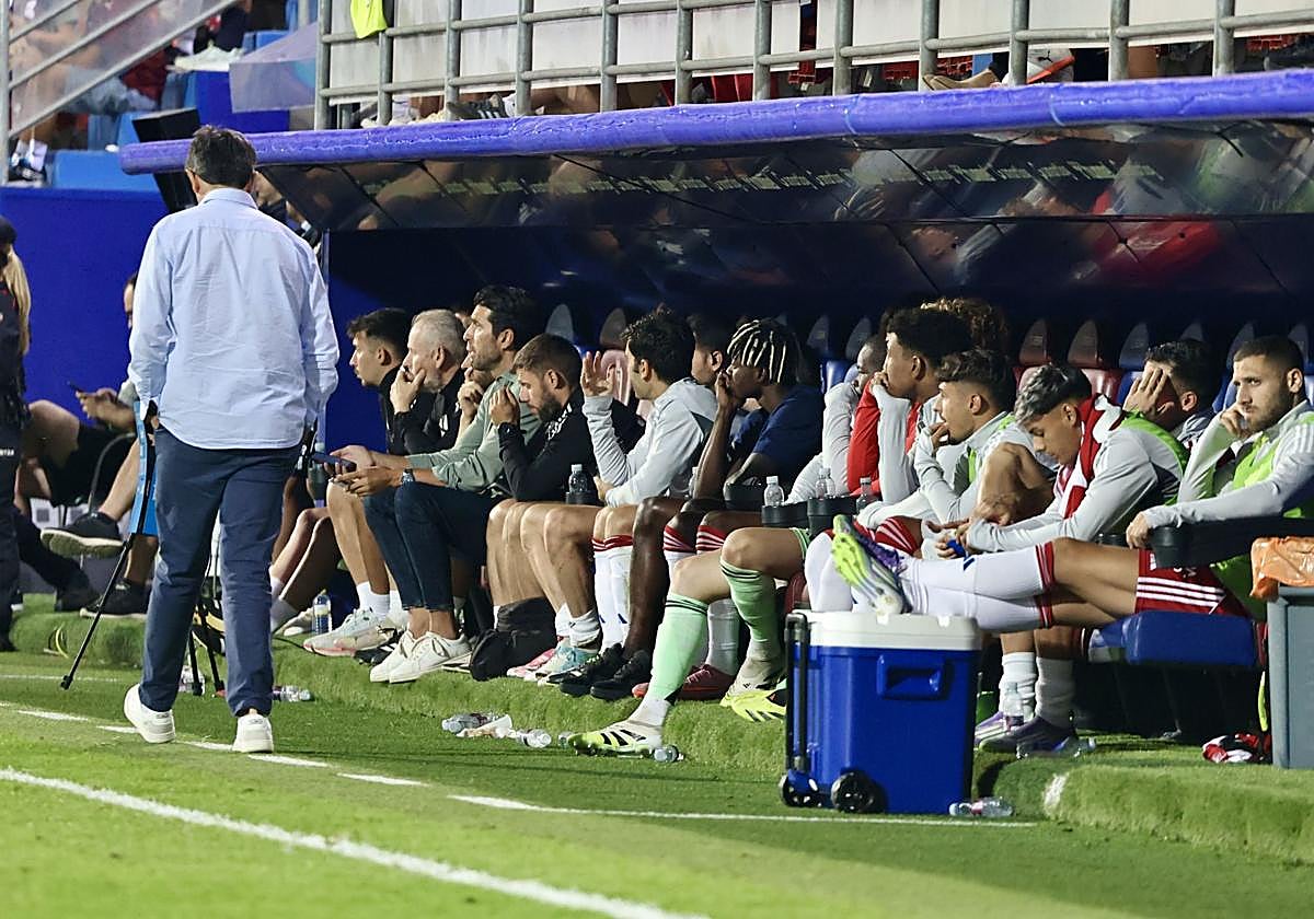 Pacheta, de espaldas, ante su banquillo.