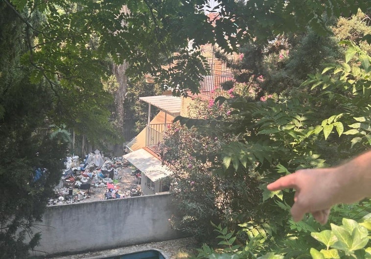 Denuncian ruidos e insalubridad de un chalet okupado junto a su urbanización