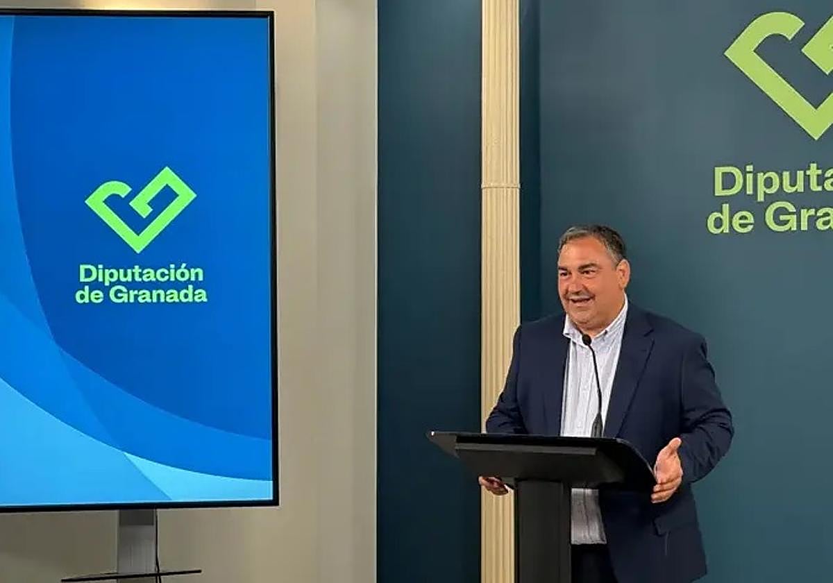 El diputado provincial de Asistencia a Municipios de Granada, Eduardo Martos, en rueda de prensa.