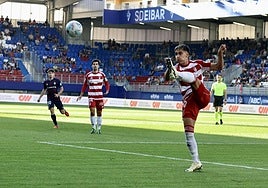 Pere Haro despeja un balón en Ipurua.