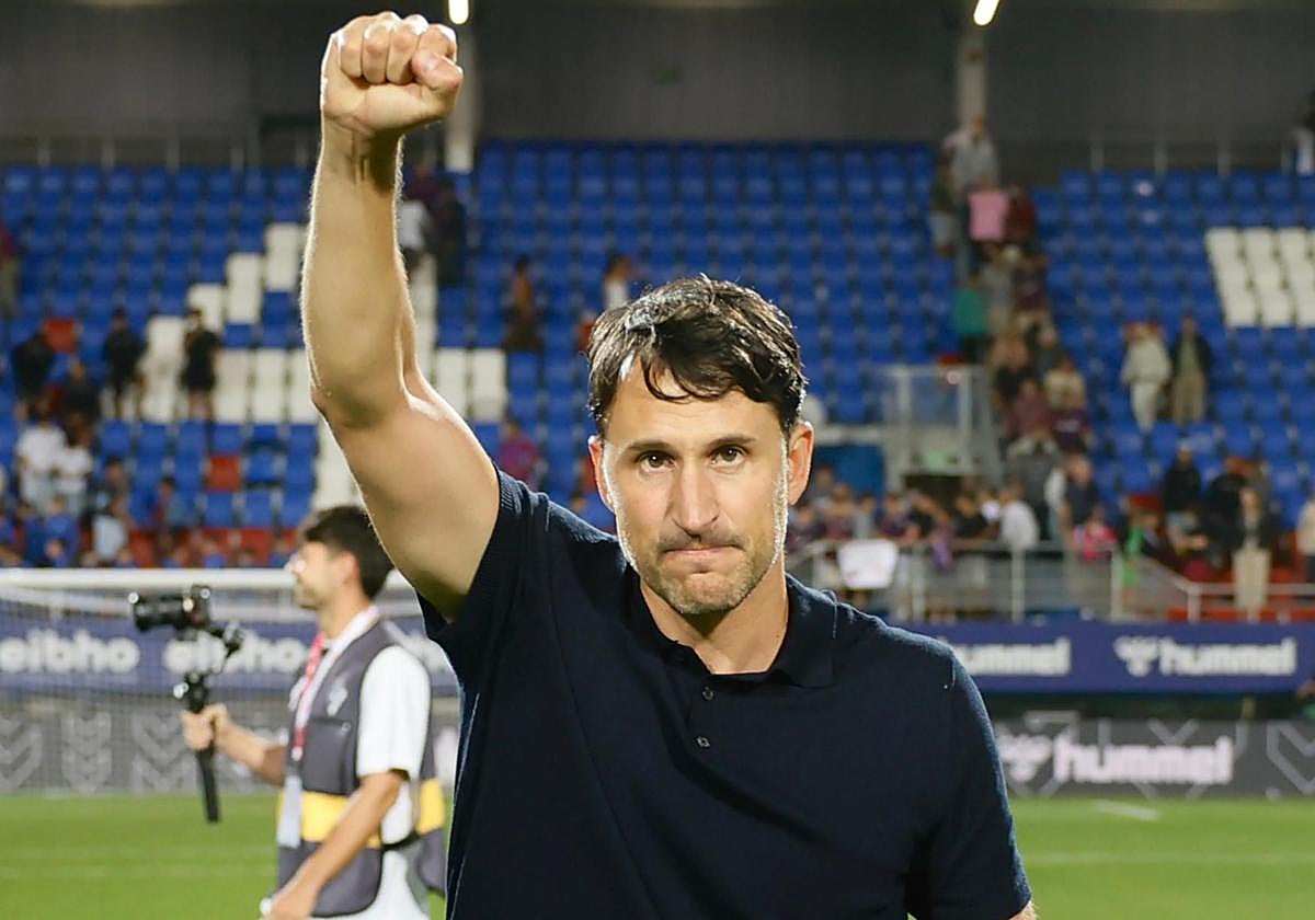 El entrenador del Eibar, Beñat San José, celebra la victoria sobre el Granada.