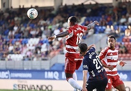 Hongla intenta despejar un balón junto al Loïc ante Martón.
