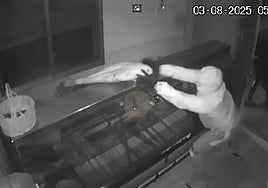 Encapuchados robando jamones en un secadero de Padul al que llegaron con un coche robado.