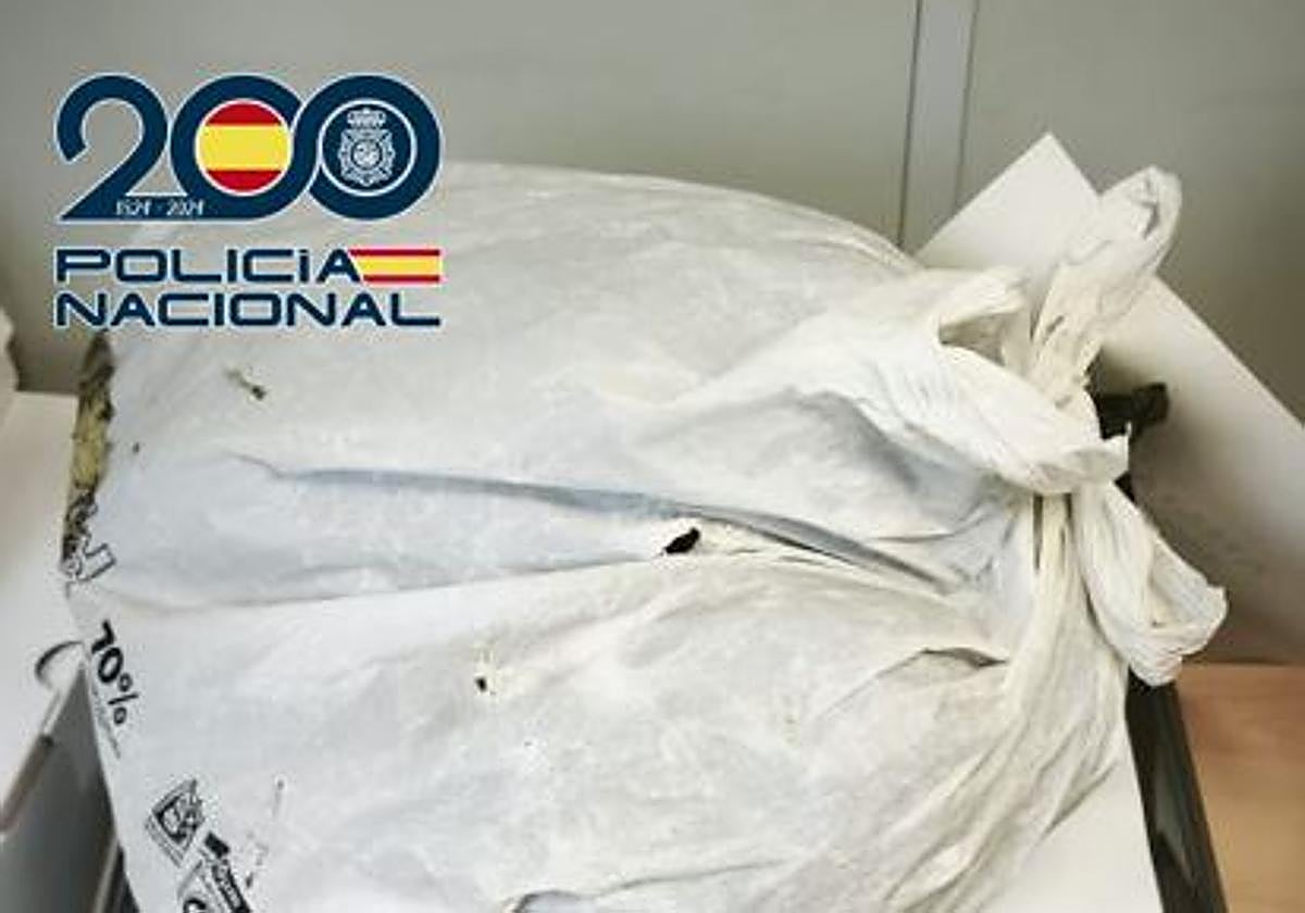 La bolsa con la marihuana incautada.