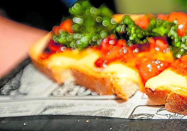 La tosta con puré de patata y el famoso pulpo en salsa de El Gato, fundador de El Puentecillo.