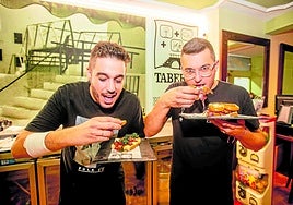 Los hermanos Rodrigo y Aitor Bascuñana le hincan el diente a dos bocados de El Puentecillo.