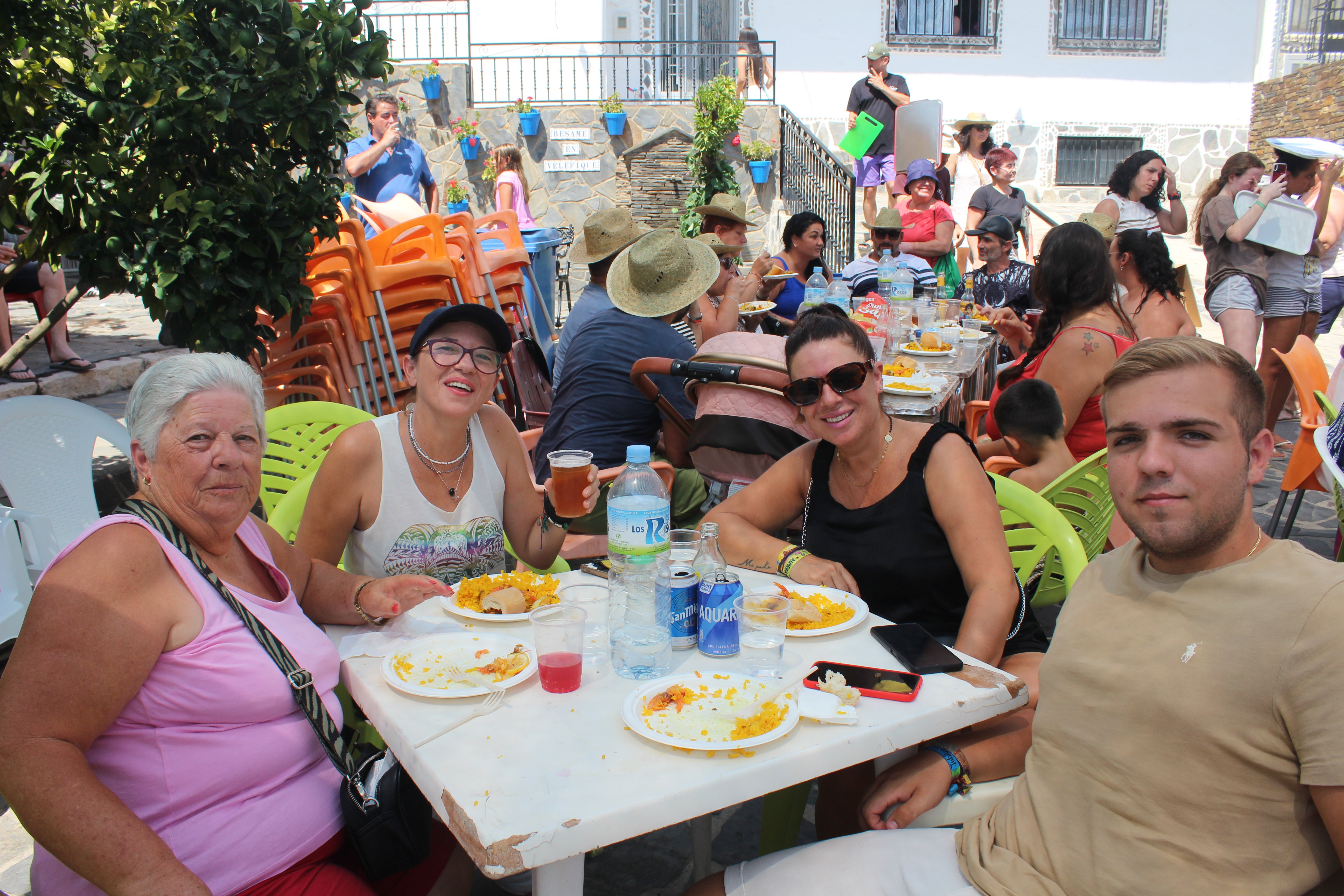 Velefique se da un festín de paella por sus Fiestas Patronales, en imágenes