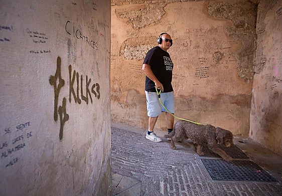 Pintadas por doquier en el Arco de las Pesas.