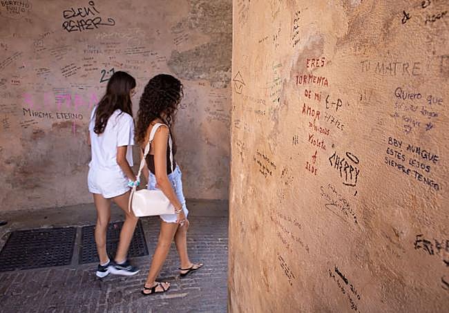 Imagen lamentable del Arco de las Pesas, lleno de pintadas.