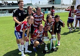 Las futbolistas y los integrantes del cuerpo técnico que ya celebraron la Copa Andalucía de 2021 celebran el nuevo título con el trofeo anterior.