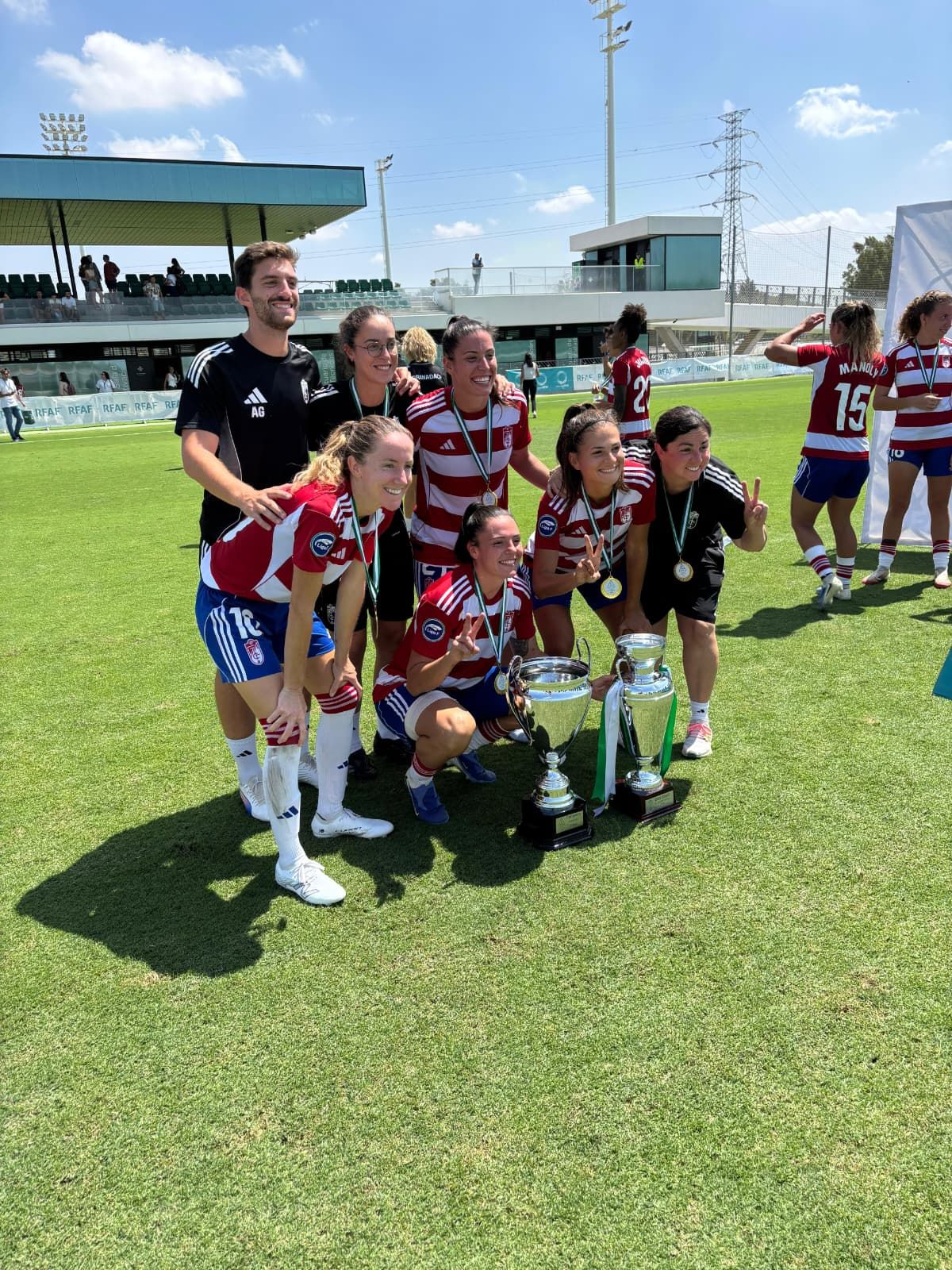 Las futbolistas y los integrantes del cuerpo técnico que ya celebraron la Copa Andalucía de 2021 celebran el nuevo título con el trofeo anterior.