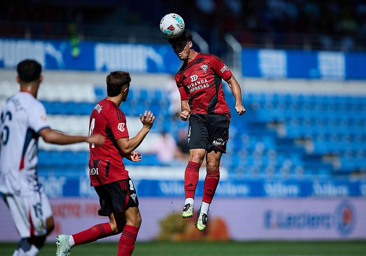 Lance aéreo durante el partido entre el Mirandés y el Huesca.