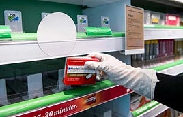 Un farmacéutico sujeta una caja de paracetamol.