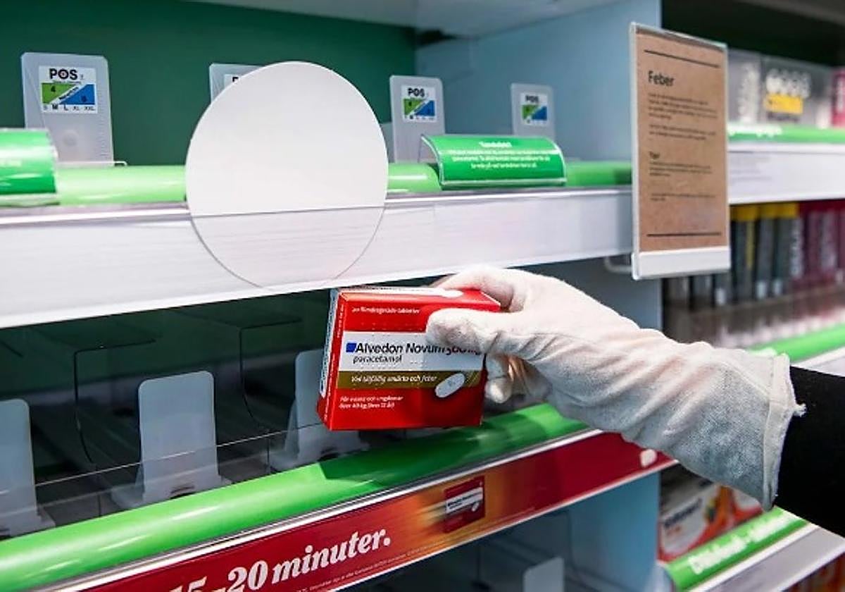 Un farmacéutico sujeta una caja de paracetamol.