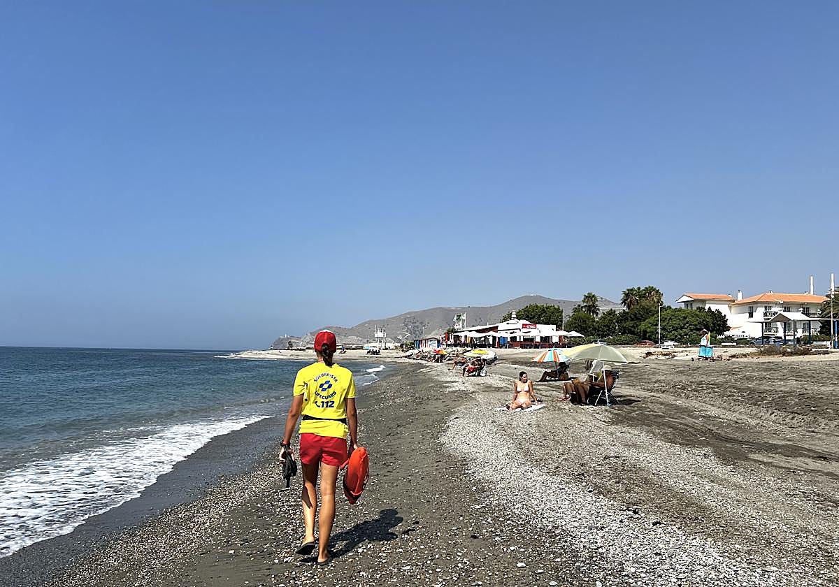 Una socorrista vigila la playa de Carchuna.