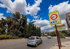Señal de la zona de bajas emisiones en la rotonda de acceso por Méndez Núñez.