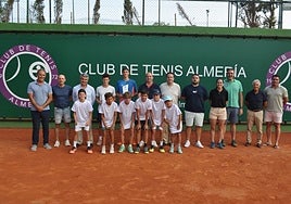 Lo ganadores, con autoridades, reciben los galardones de esta XXIII edición.