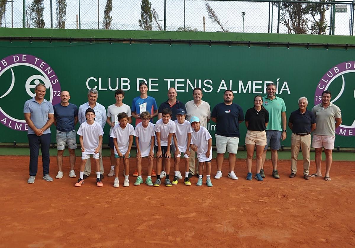 Lo ganadores, con autoridades, reciben los galardones de esta XXIII edición.