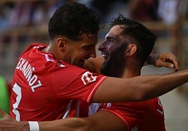 Álex Muñoz, que hizo de asistente, se abraza con Leo Bapristao, que fue el finalizador.