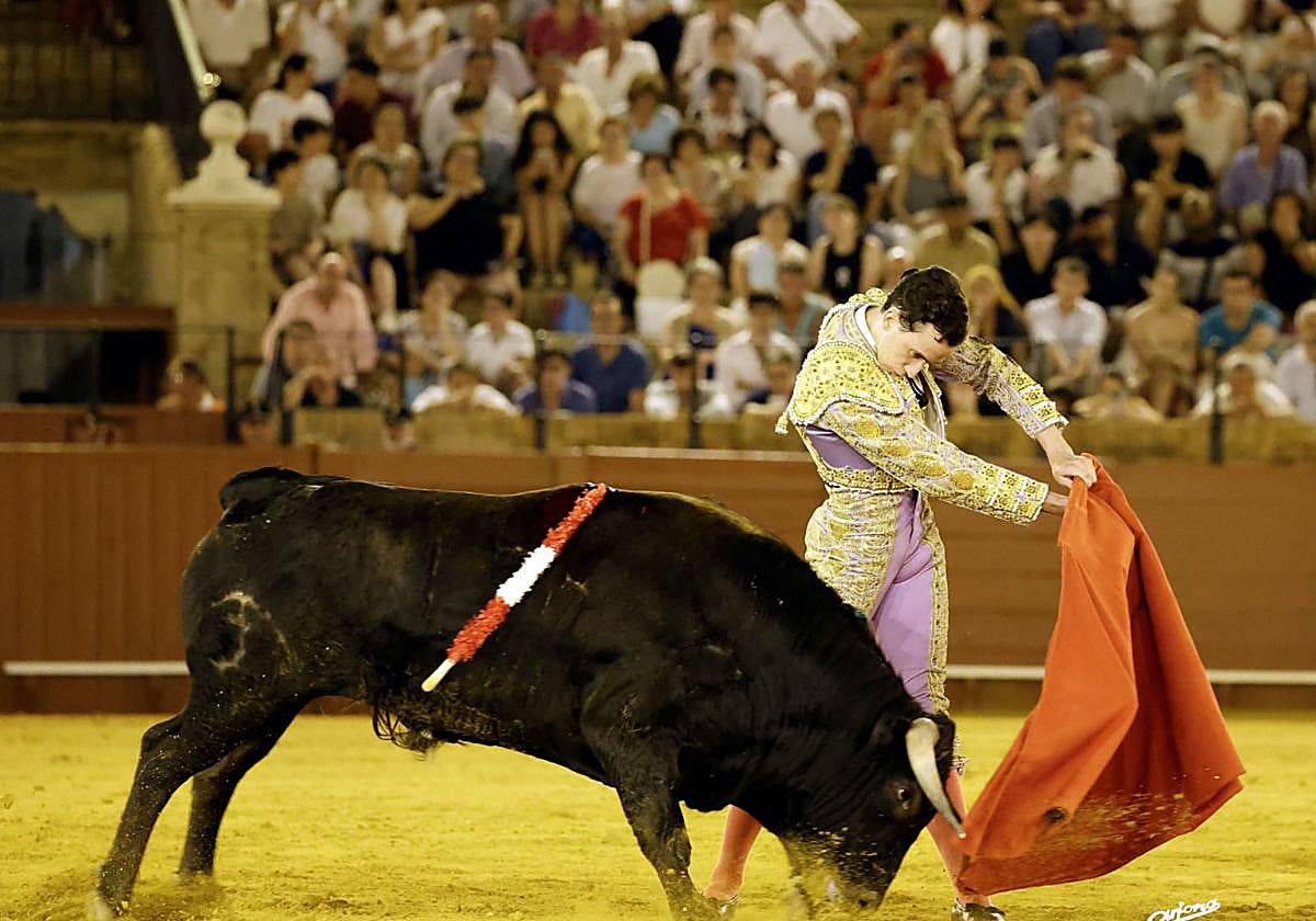 Blas Márquez ha toreado en plazas importantes. Aquí lidia a un novillo en la Maestranza.