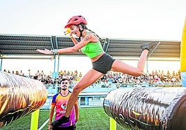 Los troncos locos. Una participante local, sobre una de las míticas pruebas del programa en Maracena.