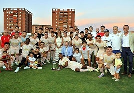 Foto de familia de la plantilla minera, estrenando la equipación taurina, este año logró dejar el trofeo en casa.
