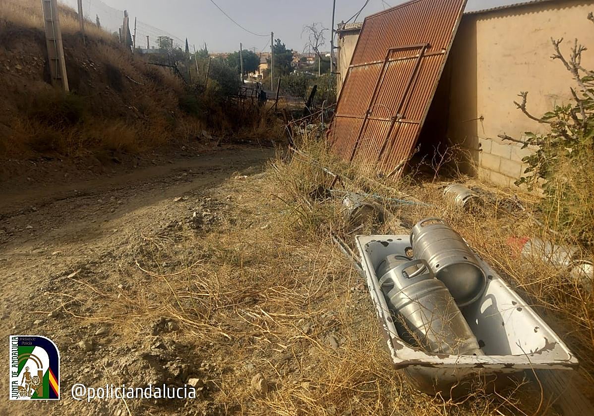 Las bombonas esparcidas en la parcela del individuo sancionado.