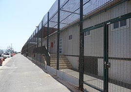 Exterior del Centro de Atención Temporal de Extranjeros (CATE) de Almería.