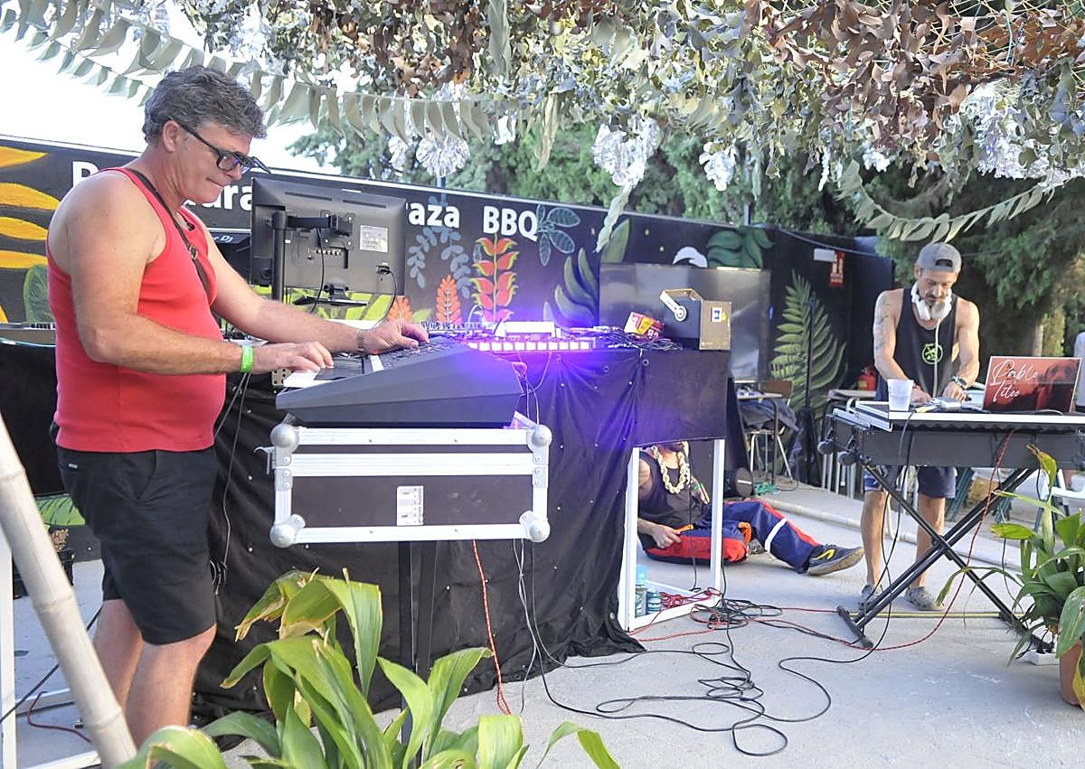 Imagen secundaria 1 - Un emprendedor de un pueblo de Granada triunfa con sus espectáculos musicales y gastronomía