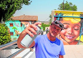 Badicoloreando es uno de los artistas que más está pintando por las localidades granadinas. En Santa Cruz del Comercio tiene en la plaza del pueblo dos grafitis maravillosos que los vecinos han hecho suyos.