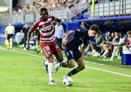Martin Hongla acude al duelo con un futbolista del Eibar en Ipurua.